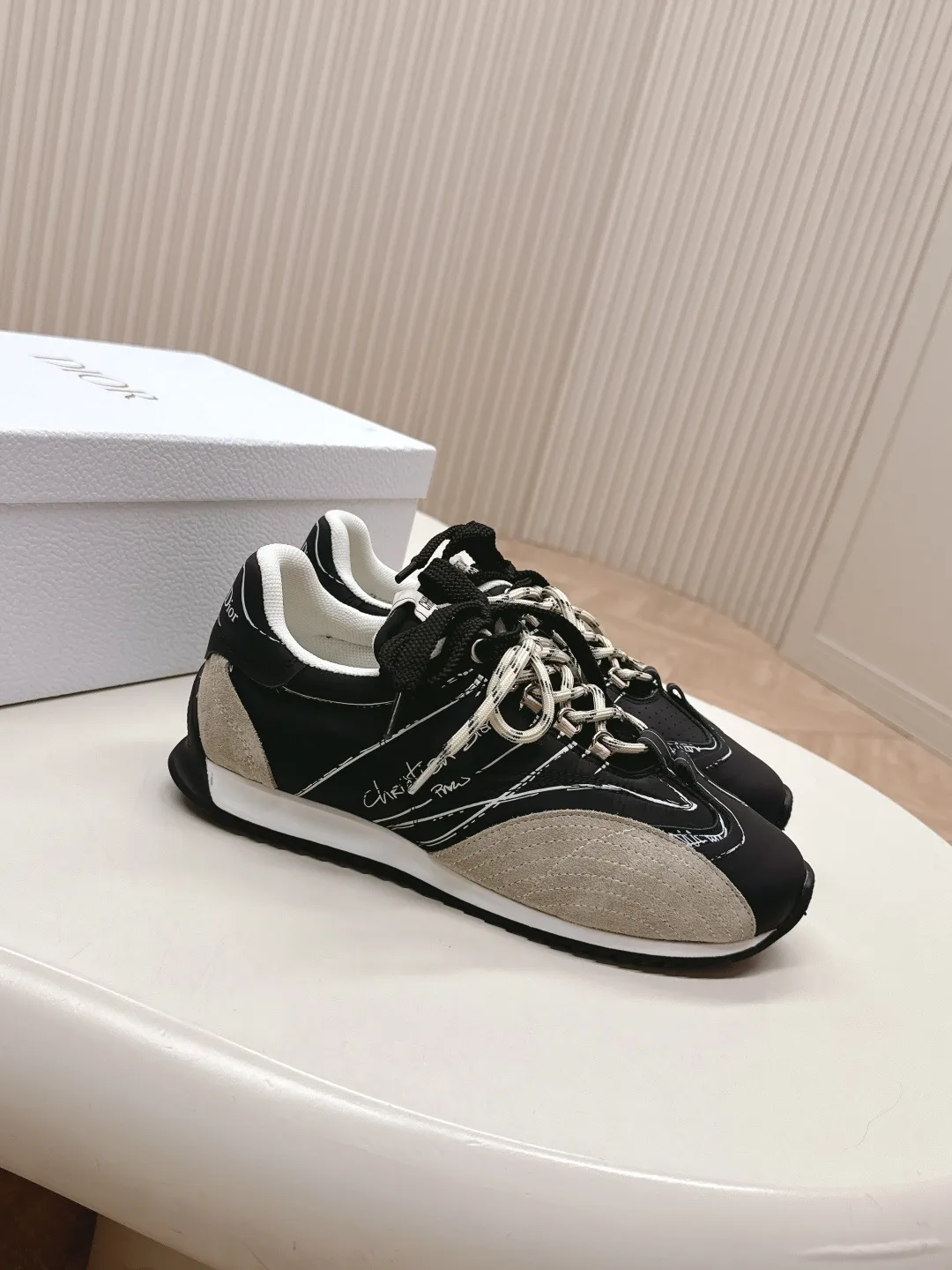 👟👟Ex-factory price 660👟👟 Dior sketch Dior spring and summer catwalk style graffiti sketch moral training shoes Forrest shoes. Original development. The most photographed item in the 25ss spring and summer show. This pair of shoes has changed the single design style of Forrest shoes in the previous impression. It retains the original shape. The details are very in line with the current fashion trend, but it also incorporates the manager's new understanding and retro feelings for Forrest shoes. The overall feeling is brand new. The material is a bit matte leather, full of retro style. It looks very high-end. The feeling on the foot is very convex. The upper foot is really good-looking and versatile. It can be worn with any style of clothes, pants and skirts. It looks good on anyone. Original combination outsole Size: 35-45